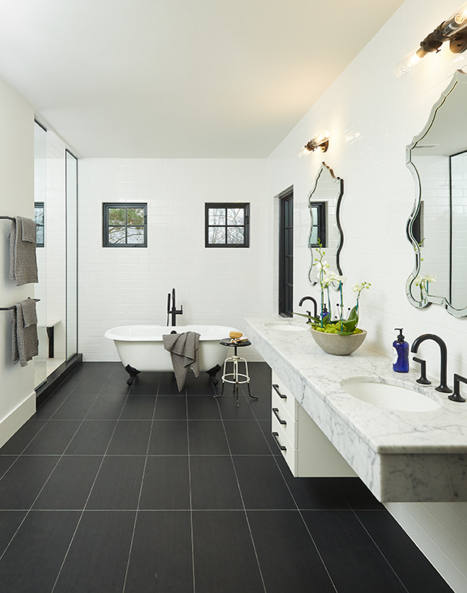 Стильный дизайн: главная ванная комната в стиле модернизм с плоскими фасадами, белыми фасадами, ванной на ножках, белой плиткой, плиткой кабанчик, белыми стенами, врезной раковиной, мраморной столешницей, черным полом, открытым душем, белой столешницей, сиденьем для душа, тумбой под две раковины и подвесной тумбой - последний тренд