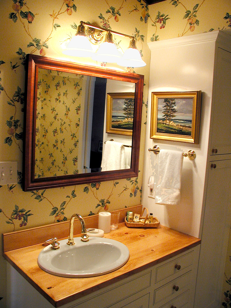 バーリントンにあるトラディショナルスタイルのおしゃれな浴室の写真