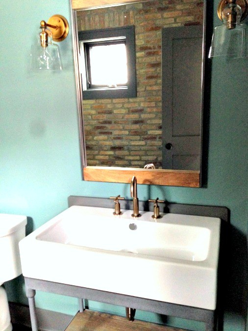 Идея дизайна: ванная комната среднего размера в стиле лофт с открытыми фасадами, желтыми фасадами, душем в нише, раздельным унитазом, серой плиткой, белой плиткой, плиткой кабанчик, зелеными стенами, полом из керамической плитки, душевой кабиной и консольной раковиной