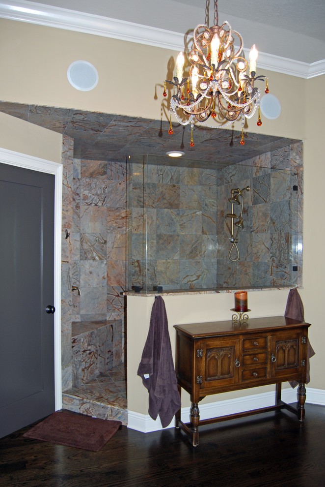 Idee per una grande stanza da bagno padronale classica con doccia ad angolo, piastrelle grigie, piastrelle in ceramica, pareti beige, parquet scuro, pavimento marrone e doccia aperta