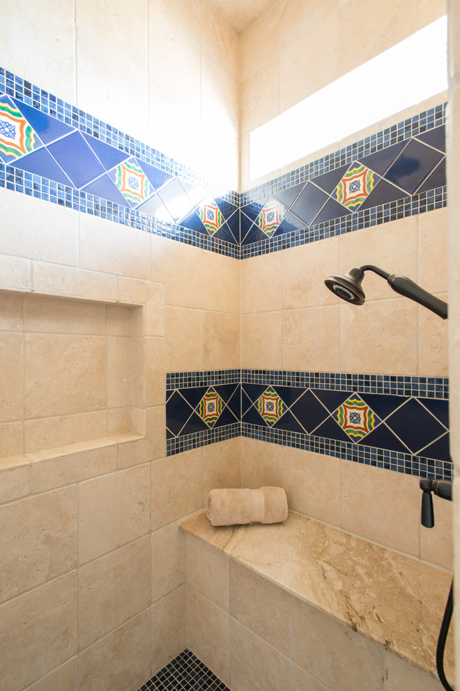 Idée de décoration pour une salle de bain sud-ouest américain.