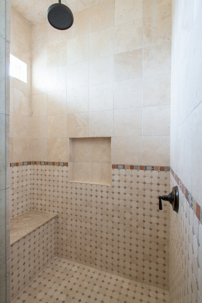 ダラスにあるサンタフェスタイルのおしゃれな浴室の写真