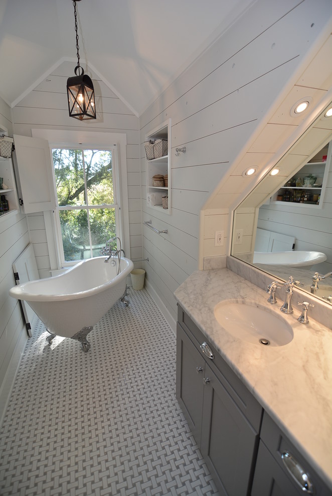 Idéer för ett mellanstort lantligt en-suite badrum, med ett undermonterad handfat, skåp i shakerstil, grå skåp, granitbänkskiva, ett badkar med tassar, vit kakel, keramikplattor, vita väggar och klinkergolv i keramik