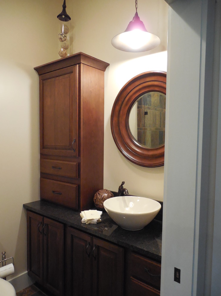 Идея дизайна: ванная комната в классическом стиле с настольной раковиной, фасадами с выступающей филенкой, фасадами цвета дерева среднего тона, столешницей из гранита, душем в нише, раздельным унитазом, разноцветной плиткой и каменной плиткой