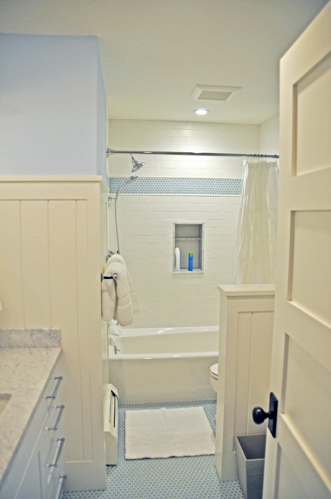Inredning av ett klassiskt mellanstort en-suite badrum, med luckor med profilerade fronter, vita skåp, ett badkar i en alkov, en dusch/badkar-kombination, en toalettstol med separat cisternkåpa, blå kakel, mosaik, vita väggar, mosaikgolv, ett undermonterad handfat, bänkskiva i kvarts, blått golv och dusch med duschdraperi