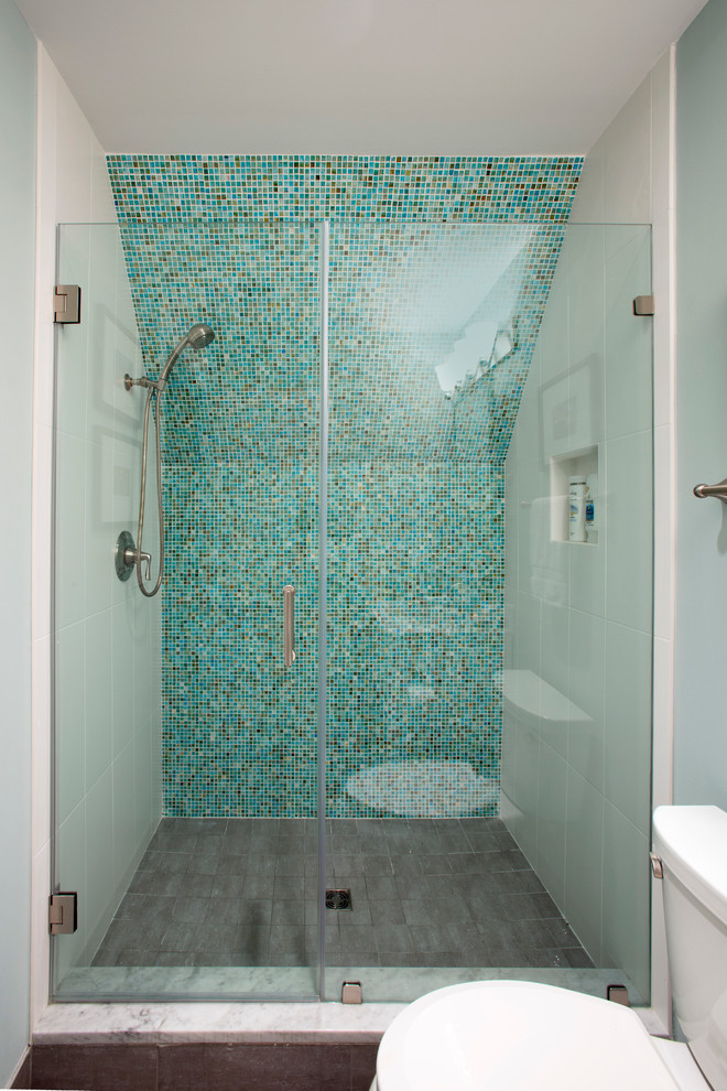 Ispirazione per una stanza da bagno rustica con lavabo sottopiano, doccia alcova, WC a due pezzi, piastrelle blu, pareti verdi e pavimento con piastrelle in ceramica