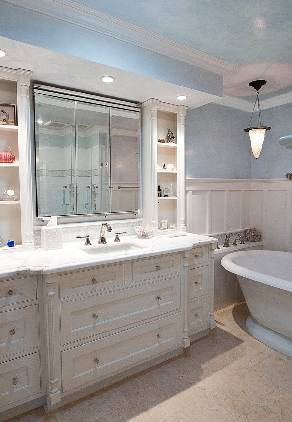 Свежая идея для дизайна: главная ванная комната среднего размера в классическом стиле с врезной раковиной, фасадами островного типа, белыми фасадами, мраморной столешницей, отдельно стоящей ванной и синими стенами - отличное фото интерьера