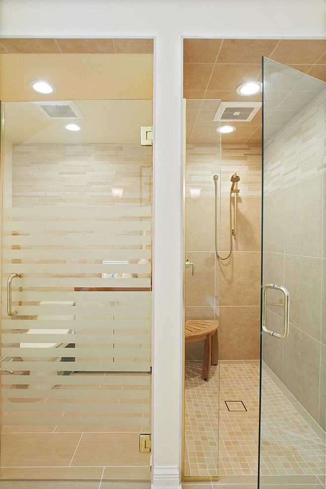 Inredning av ett klassiskt beige beige en-suite badrum, med en kantlös dusch, en toalettstol med hel cisternkåpa, brun kakel, bruna väggar, dusch med gångjärnsdörr, släta luckor, beige skåp, ett integrerad handfat och beiget golv