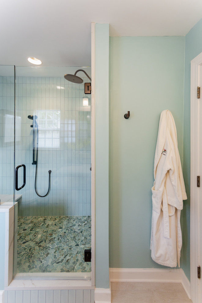 Idéer för att renovera ett litet orientaliskt vit vitt en-suite badrum, med luckor med upphöjd panel, skåp i ljust trä, en dusch i en alkov, en toalettstol med separat cisternkåpa, grön kakel, porslinskakel, gröna väggar, klinkergolv i porslin, ett undermonterad handfat, bänkskiva i kvarts, beiget golv och dusch med gångjärnsdörr