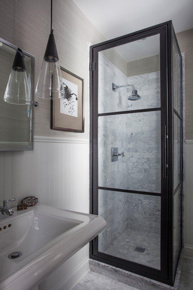 Idée de décoration pour une salle de bain design de taille moyenne avec un carrelage gris, un carrelage blanc, un carrelage de pierre, un mur gris, un sol en carrelage de porcelaine, un lavabo de ferme et un plan de toilette en surface solide.