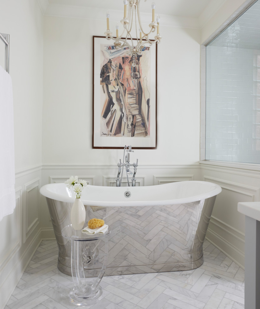 Foto de cuarto de baño clásico renovado de tamaño medio con armarios con paneles lisos, bañera exenta, suelo de mármol, encimera de mármol, suelo gris y encimeras blancas