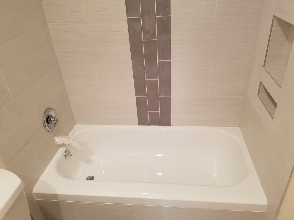 Идея дизайна: ванная комната среднего размера в современном стиле с ванной в нише, душем над ванной, унитазом-моноблоком, белой плиткой, белыми стенами, полом из керамической плитки, врезной раковиной и белым полом