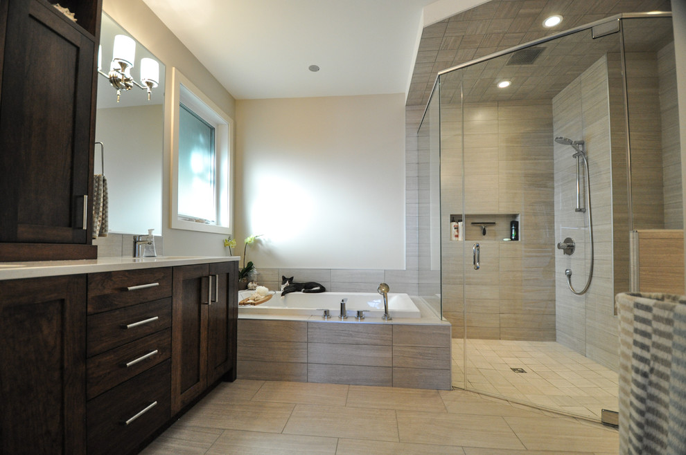 На фото: главная ванная комната в стиле неоклассика (современная классика) с темными деревянными фасадами, накладной ванной, душем без бортиков, плиткой из травертина, белыми стенами и полом из травертина с
