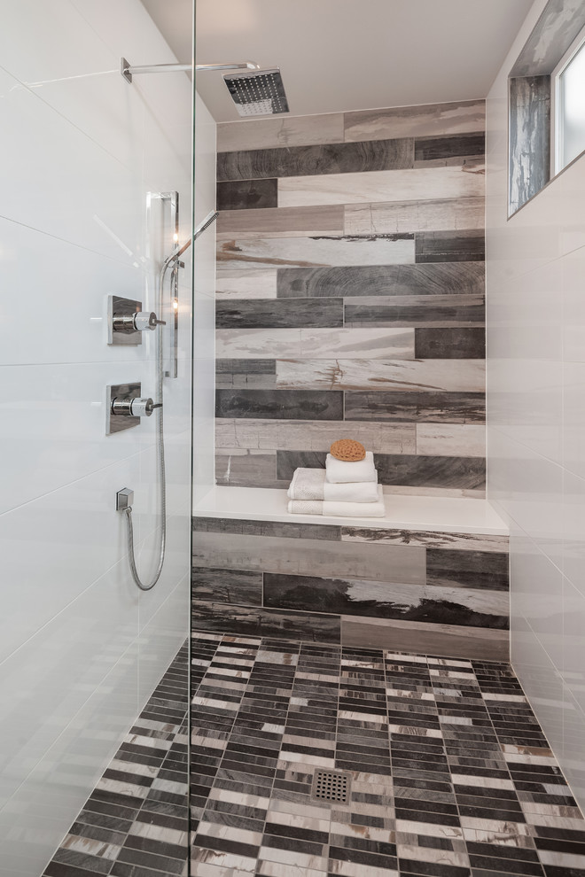Ejemplo de cuarto de baño contemporáneo con ducha empotrada, baldosas y/o azulejos de porcelana, suelo de baldosas de porcelana y ducha con puerta corredera