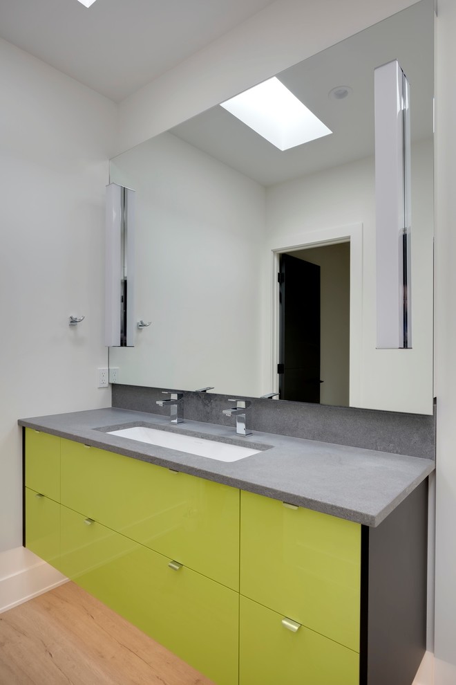 This is an example of a small modern bathroom in Calgary.