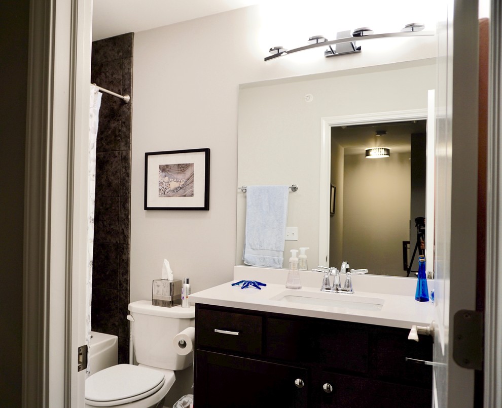 Источник вдохновения для домашнего уюта: ванная комната среднего размера в стиле неоклассика (современная классика) с плоскими фасадами, черными фасадами, ванной в нише, душем над ванной, унитазом-моноблоком, белыми стенами, врезной раковиной, шторкой для ванной, белой столешницей, черной плиткой, керамической плиткой, душевой кабиной и столешницей из искусственного камня