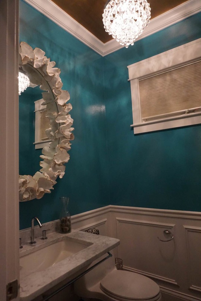Idée de décoration pour une petite salle d'eau bohème avec WC séparés, un mur vert, parquet foncé, un lavabo suspendu et un plan de toilette en marbre.
