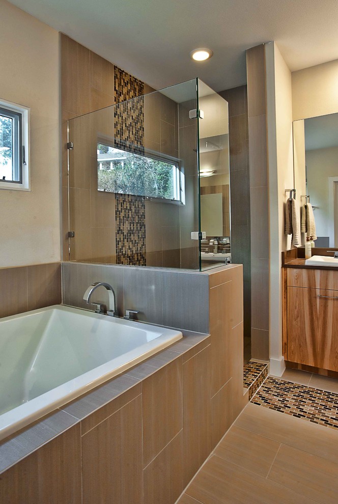 Источник вдохновения для домашнего уюта: ванная комната в современном стиле с душем в нише и окном