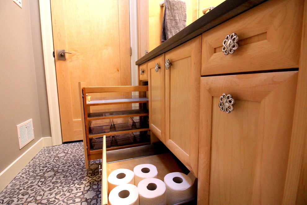 Idéer för mellanstora vintage badrum, med luckor med infälld panel, skåp i ljust trä, en dusch/badkar-kombination, en toalettstol med separat cisternkåpa, grå kakel, keramikplattor, grå väggar, linoleumgolv, ett undermonterad handfat och bänkskiva i kvarts