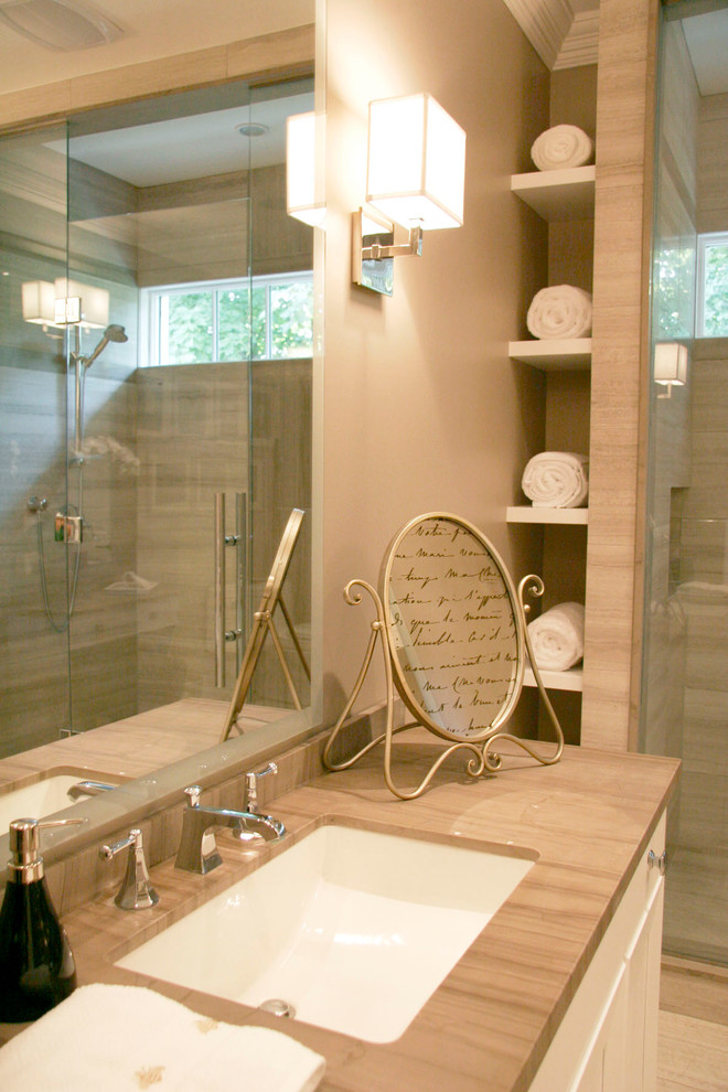 Klassisk inredning av ett mellanstort badrum med dusch, med släta luckor, vita skåp, en dusch i en alkov, beige väggar, travertin golv, ett undermonterad handfat, bänkskiva i onyx, beiget golv och dusch med gångjärnsdörr