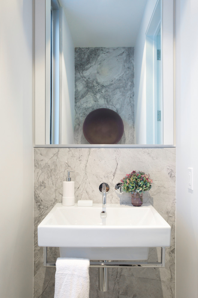 Ejemplo de cuarto de baño actual con lavabo suspendido y paredes blancas
