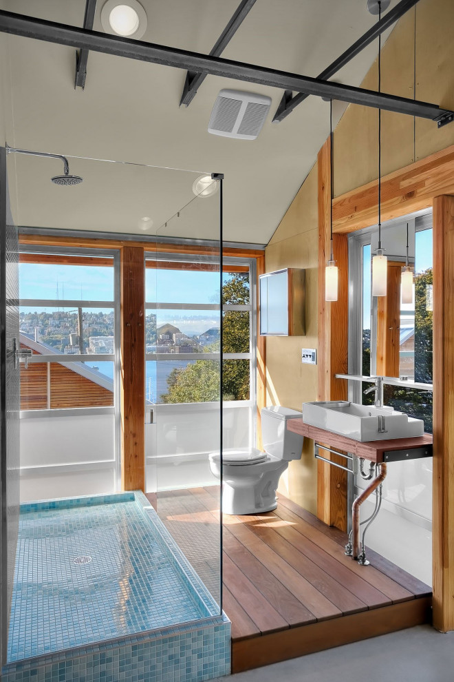 Свежая идея для дизайна: ванная комната в современном стиле с угловым душем, раздельным унитазом, бежевыми стенами, темным паркетным полом, настольной раковиной, столешницей из дерева и коричневым полом - отличное фото интерьера
