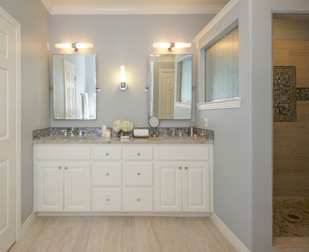 Inredning av ett klassiskt mellanstort en-suite badrum, med luckor med upphöjd panel, vita skåp, en dusch i en alkov, blå kakel, travertinkakel, blå väggar, travertin golv, ett undermonterad handfat och granitbänkskiva