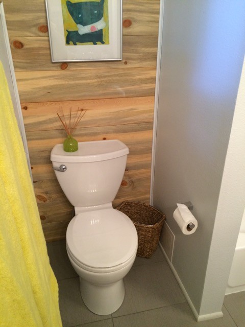 Idéer för små lantliga badrum med dusch, med en toalettstol med separat cisternkåpa, vita väggar, klinkergolv i porslin, en dusch i en alkov, vit kakel, tunnelbanekakel, dusch med duschdraperi och grått golv