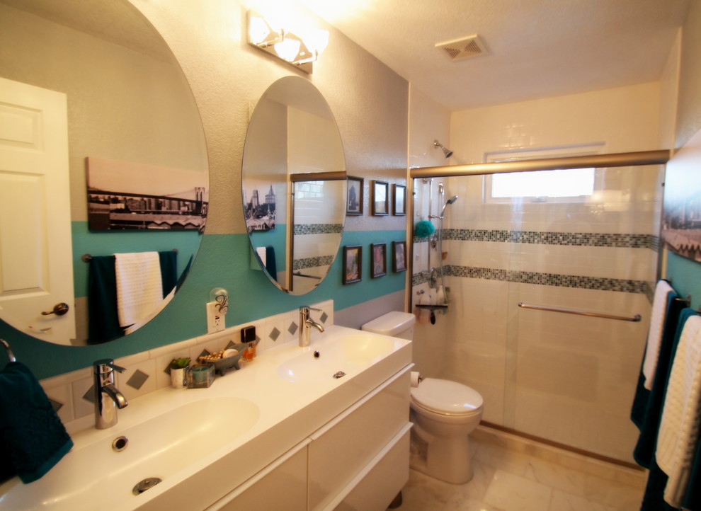 Kleines Modernes Badezimmer En Suite mit integriertem Waschbecken, flächenbündigen Schrankfronten, weißen Schränken, Mineralwerkstoff-Waschtisch, Wandtoilette mit Spülkasten, weißen Fliesen, Keramikfliesen, grauer Wandfarbe und Marmorboden in Denver