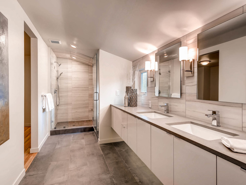 Пример оригинального дизайна: главная ванная комната среднего размера в современном стиле с плоскими фасадами, белыми фасадами, душем в нише, белыми стенами, врезной раковиной и душем с распашными дверями