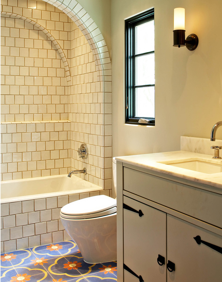 Mediterranes Badezimmer mit Marmor-Waschbecken/Waschtisch und blauem Boden in Dallas