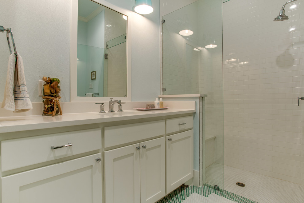 Aménagement d'une salle de bain classique de taille moyenne avec un placard à porte shaker, des portes de placard blanches, un carrelage multicolore, des carreaux de porcelaine, un mur bleu, un lavabo encastré, un plan de toilette en quartz et un sol en carrelage de terre cuite.