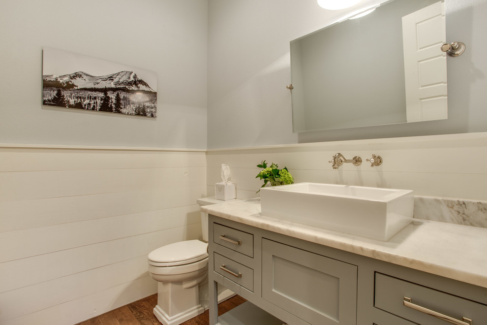 Пример оригинального дизайна: ванная комната среднего размера в стиле кантри с серыми фасадами, синими стенами, паркетным полом среднего тона, душевой кабиной, мраморной столешницей, фасадами в стиле шейкер, раздельным унитазом и раковиной с несколькими смесителями