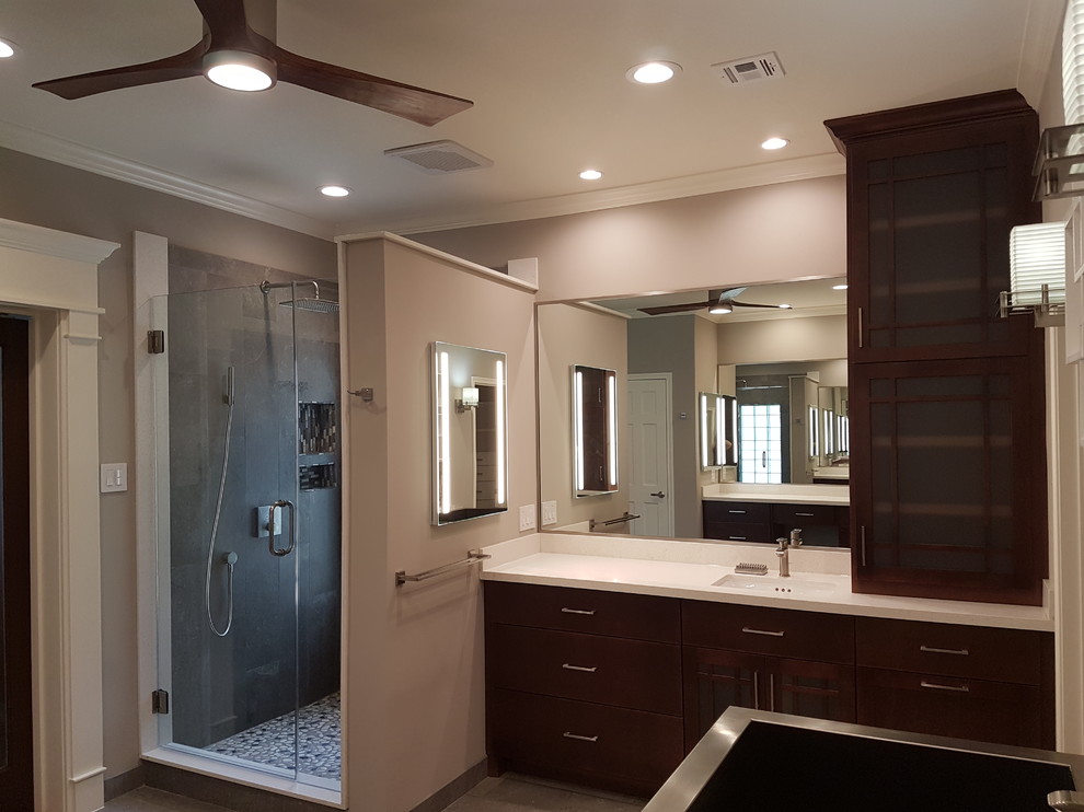 Exemple d'une grande salle de bain principale asiatique en bois brun avec un placard à porte shaker, un bain japonais, une douche d'angle, WC séparés, un mur beige, un sol en carrelage de céramique, un lavabo posé, un plan de toilette en quartz, un sol gris et une cabine de douche à porte battante.
