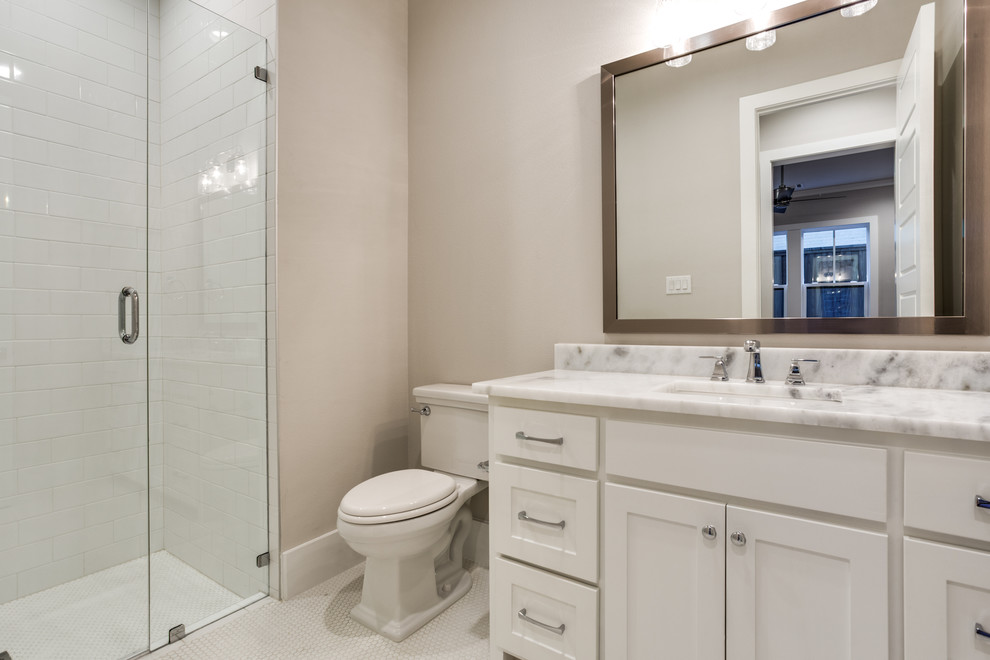 Idéer för stora lantliga badrum med dusch, med skåp i shakerstil, vita skåp, en dusch i en alkov, en toalettstol med separat cisternkåpa, vit kakel, tunnelbanekakel, beige väggar, ett undermonterad handfat, marmorbänkskiva och mosaikgolv