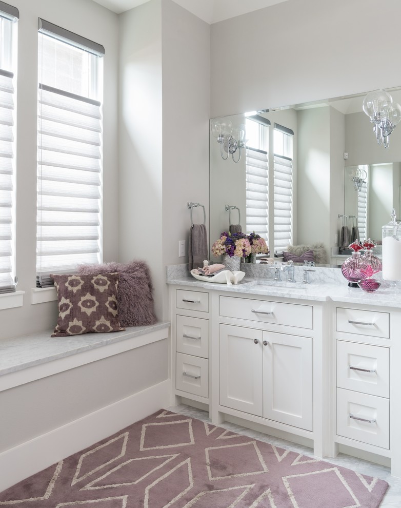 Inspiration för klassiska grått en-suite badrum, med skåp i shakerstil, vita skåp, grå kakel, marmorkakel, grå väggar, marmorgolv, ett undermonterad handfat, marmorbänkskiva och grått golv
