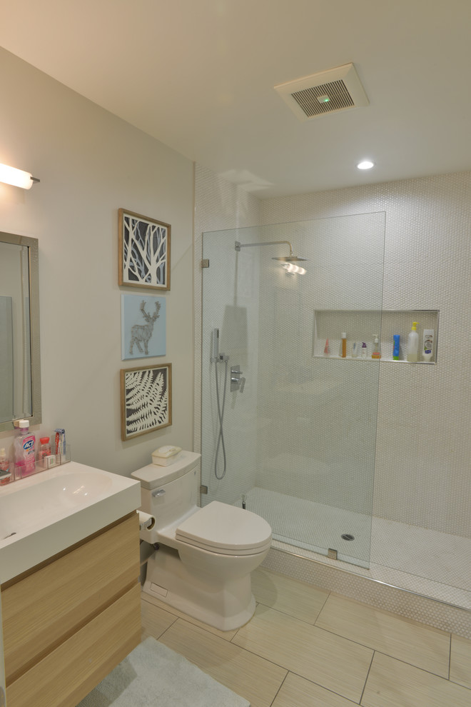 Mittelgroßes Modernes Badezimmer mit flächenbündigen Schrankfronten, hellen Holzschränken, Duschnische, Toilette mit Aufsatzspülkasten, weißen Fliesen, Mosaikfliesen, weißer Wandfarbe, Porzellan-Bodenfliesen und Wandwaschbecken in Los Angeles