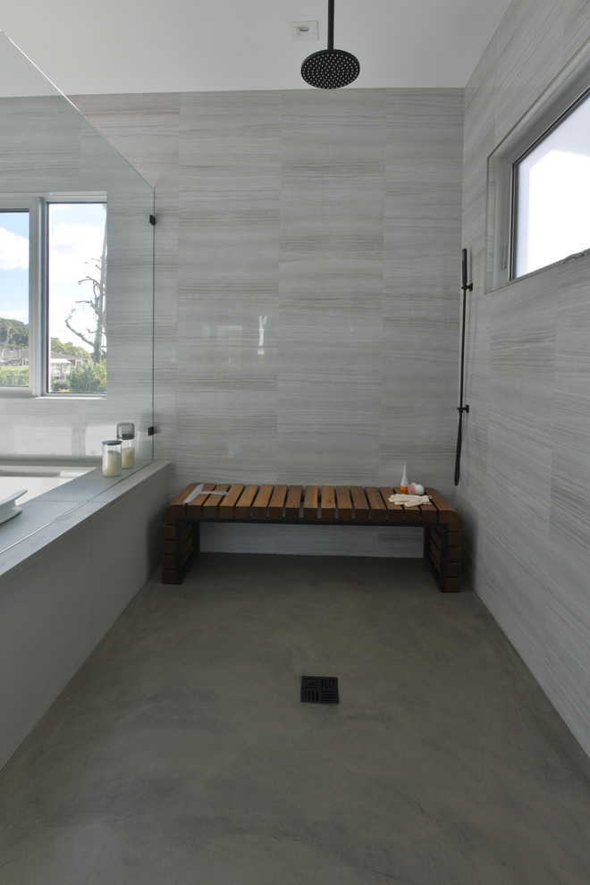 Exempel på ett stort modernt en-suite badrum, med öppna hyllor, svarta skåp, en jacuzzi, en dusch i en alkov, grå väggar, ett avlångt handfat och bänkskiva i akrylsten