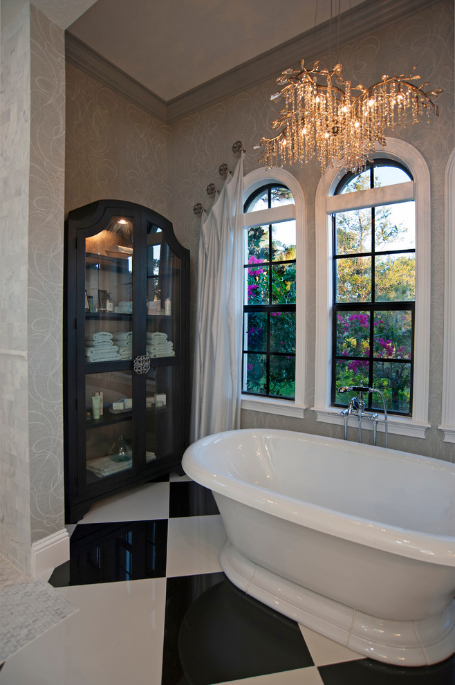 Inspiration pour une salle de bain principale design de taille moyenne avec une baignoire indépendante, un mur gris et un sol en vinyl.