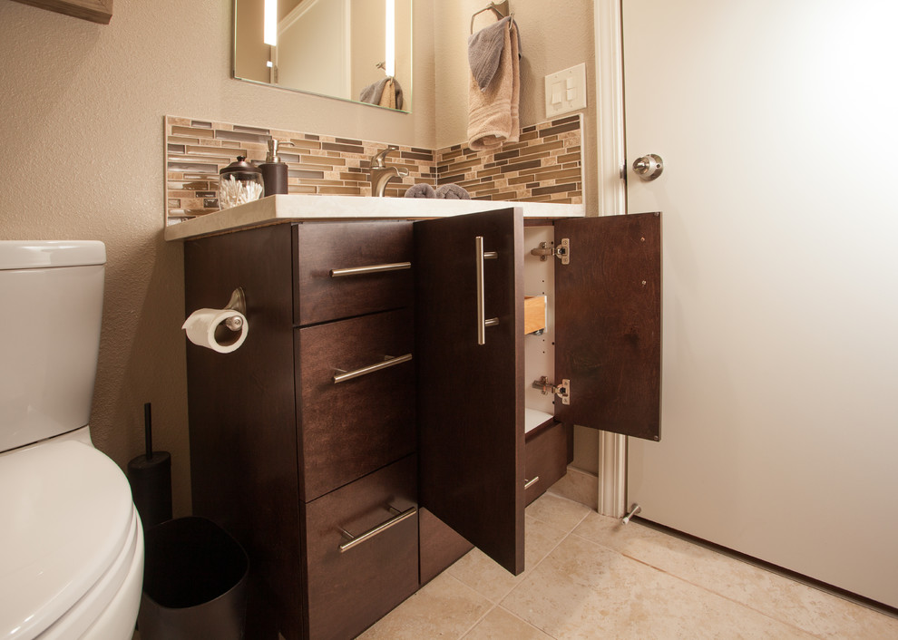 Ispirazione per una stanza da bagno con doccia contemporanea di medie dimensioni con ante in legno bruno, doccia alcova, WC monopezzo, piastrelle marroni, pareti beige e lavabo sottopiano