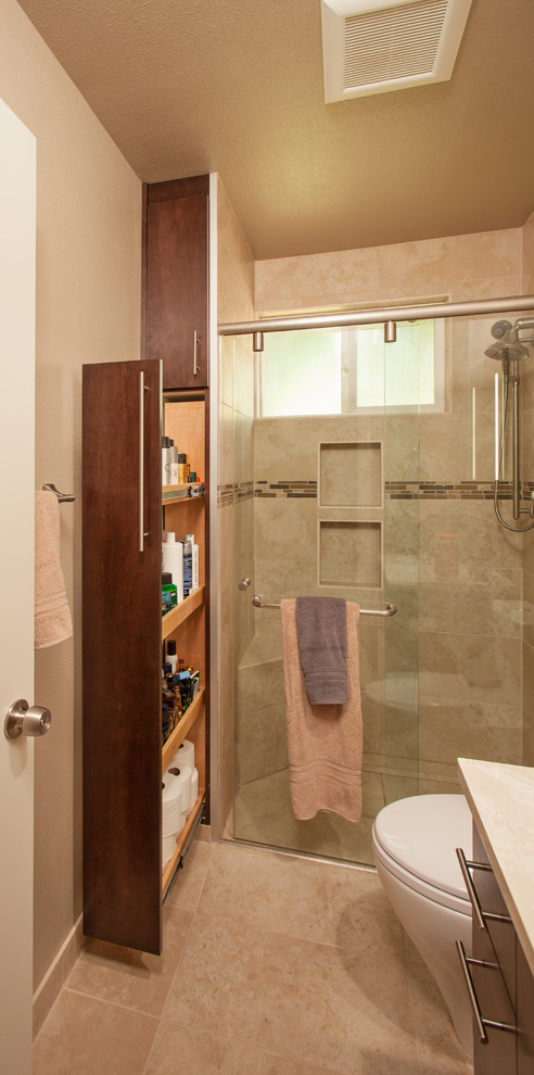 Ejemplo de cuarto de baño actual de tamaño medio con puertas de armario de madera en tonos medios, ducha empotrada, sanitario de una pieza, baldosas y/o azulejos marrones, paredes beige, aseo y ducha y lavabo bajoencimera