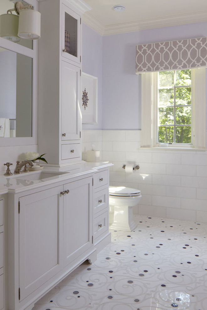 Foto di una stanza da bagno per bambini con ante in stile shaker, ante bianche, top in marmo, WC monopezzo, piastrelle bianche e pareti viola