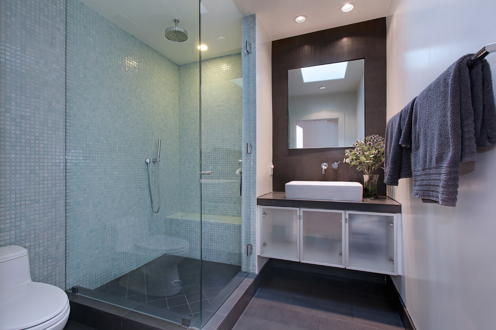 Imagen de cuarto de baño actual con ducha esquinera, baldosas y/o azulejos azules, paredes blancas y lavabo sobreencimera