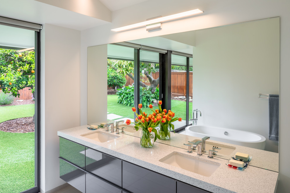 Modernes Badezimmer mit flächenbündigen Schrankfronten, grauen Schränken, weißer Wandfarbe, Unterbauwaschbecken, grauem Boden, weißer Waschtischplatte, Doppelwaschbecken und schwebendem Waschtisch in Santa Barbara