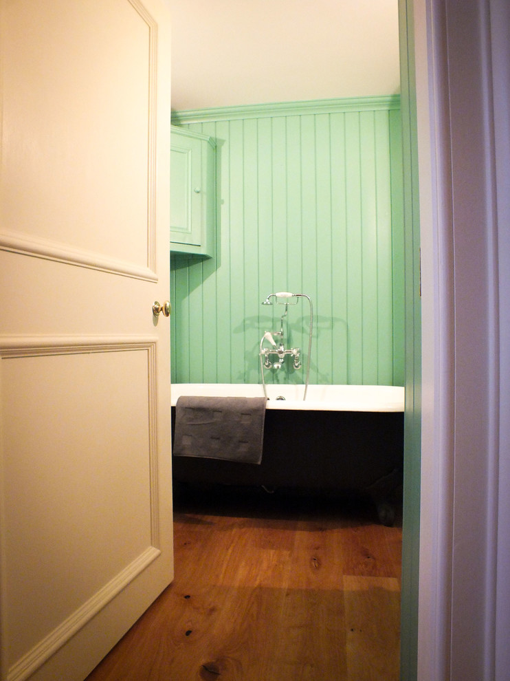 Пример оригинального дизайна: детская ванная комната среднего размера в классическом стиле с отдельно стоящей ванной, душем над ванной, раздельным унитазом, зелеными стенами, паркетным полом среднего тона, фасадами с декоративным кантом и раковиной с пьедесталом