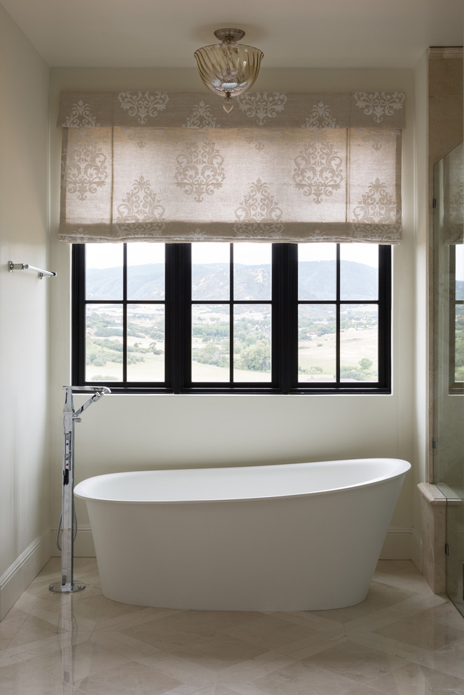 デンバーにある中くらいなラスティックスタイルのおしゃれなマスターバスルーム (置き型浴槽、白い壁、ベージュの床、開き戸のシャワー) の写真