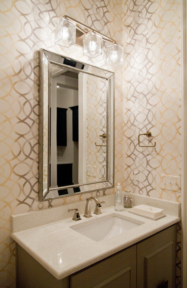 Inspiration pour une petite salle d'eau traditionnelle avec un placard avec porte à panneau surélevé, des portes de placard marrons, un mur beige, un lavabo encastré, un plan de toilette en granite et un plan de toilette blanc.