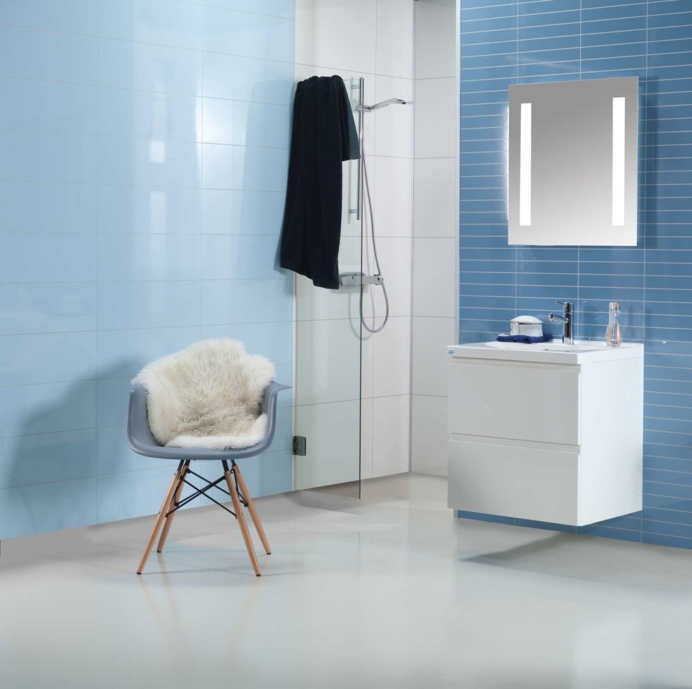 Cette photo montre une salle de bain principale moderne de taille moyenne avec un placard à porte plane, des portes de placard blanches, une douche ouverte, un carrelage bleu, du carrelage en ardoise, un mur bleu et aucune cabine.