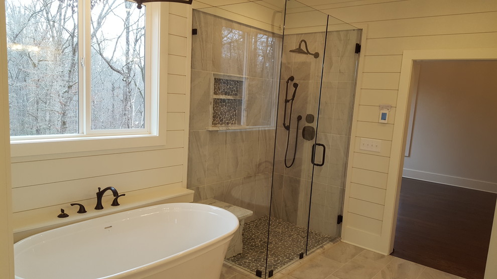 Bild på ett stort lantligt vit vitt en-suite badrum, med skåp i shakerstil, grå skåp, ett fristående badkar, en dusch i en alkov, en toalettstol med separat cisternkåpa, grå kakel, keramikplattor, vita väggar, klinkergolv i keramik, ett nedsänkt handfat, bänkskiva i kvarts, grått golv och dusch med gångjärnsdörr