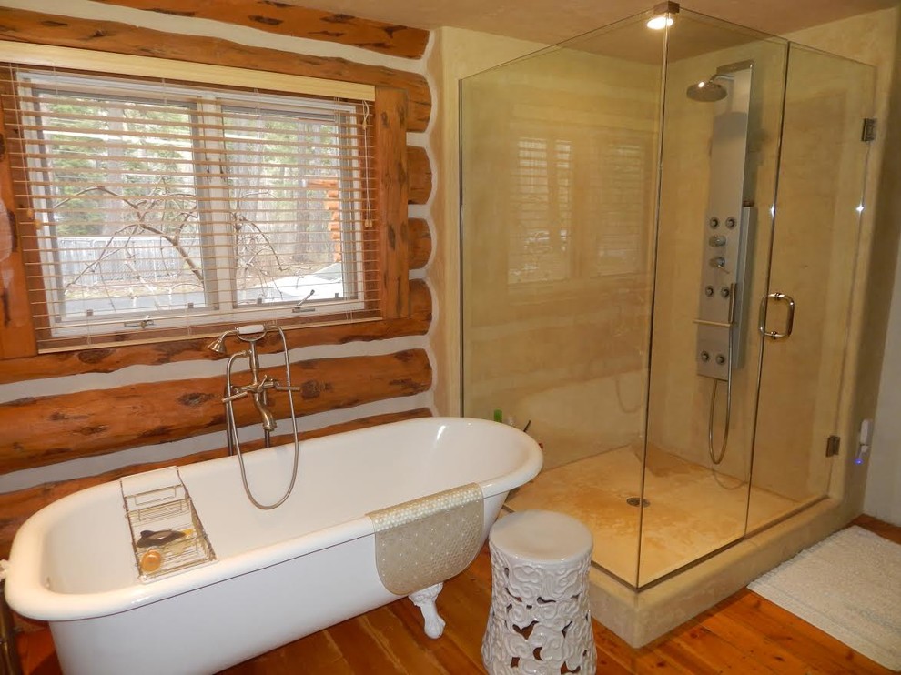 Идея дизайна: большая главная ванная комната в стиле рустика с ванной на ножках, угловым душем, бежевой плиткой, плиткой из листового стекла, белыми стенами, деревянным полом, врезной раковиной, коричневым полом и душем с распашными дверями